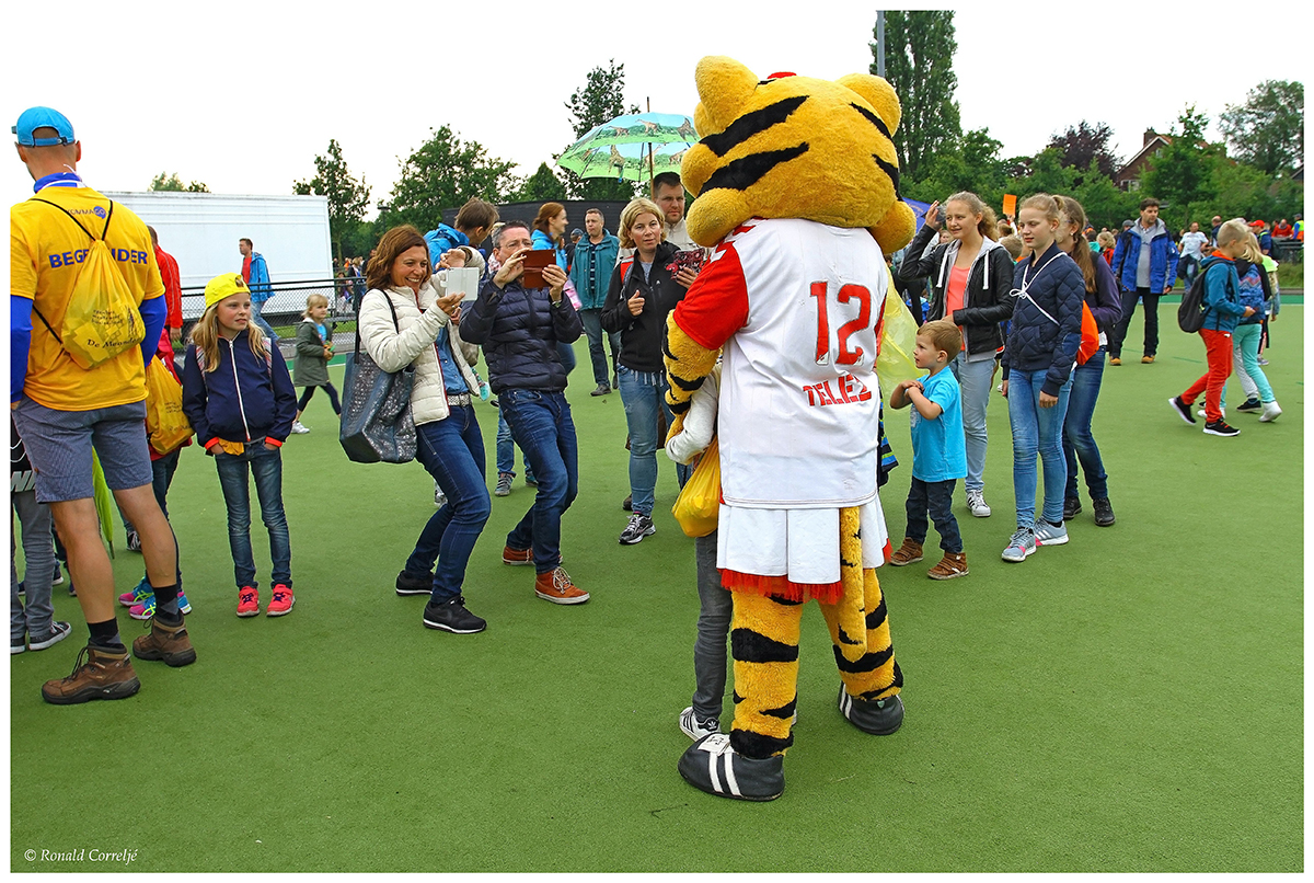 mascotte FC Utrecht met kinderen