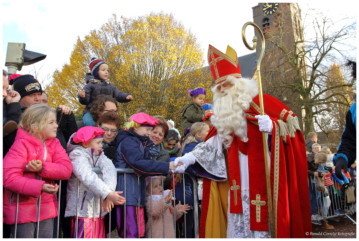 Sinterklaas begroet kinderen