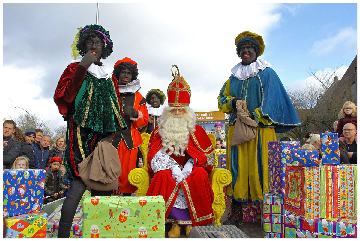 Sinterklaas met Zwarte Pieten op een kar