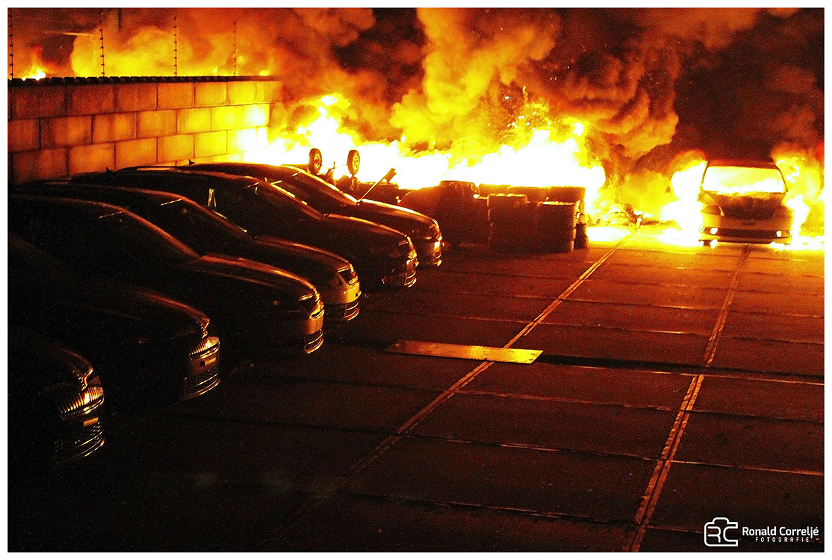 Diverse brandende auto's op parkeerplaats