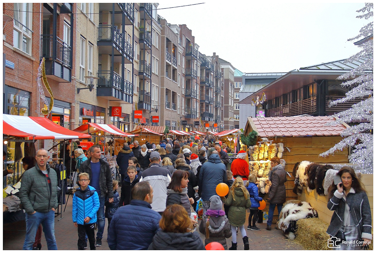 winkelend publiek op een kerstmarkt