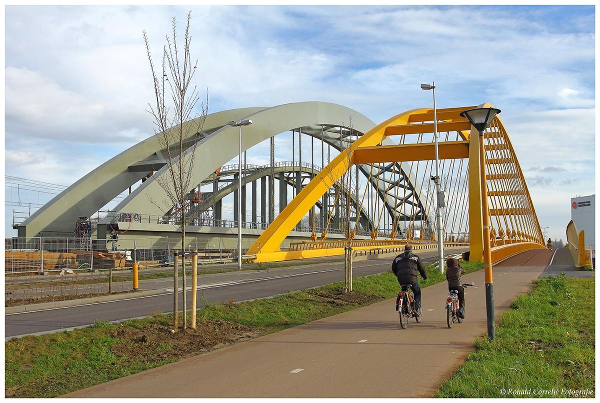 Drie bruggen over het A'dam-Rijnkanaal in Utrecht