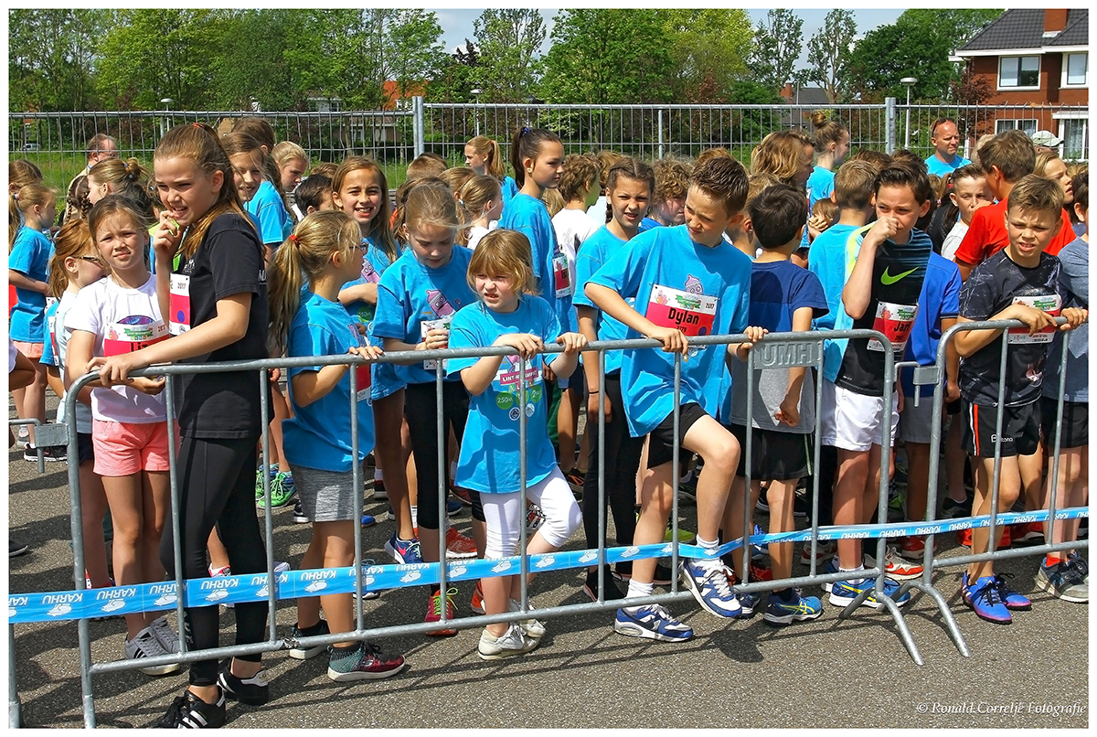 wachtende kinderen bij hardloopwedstrijd