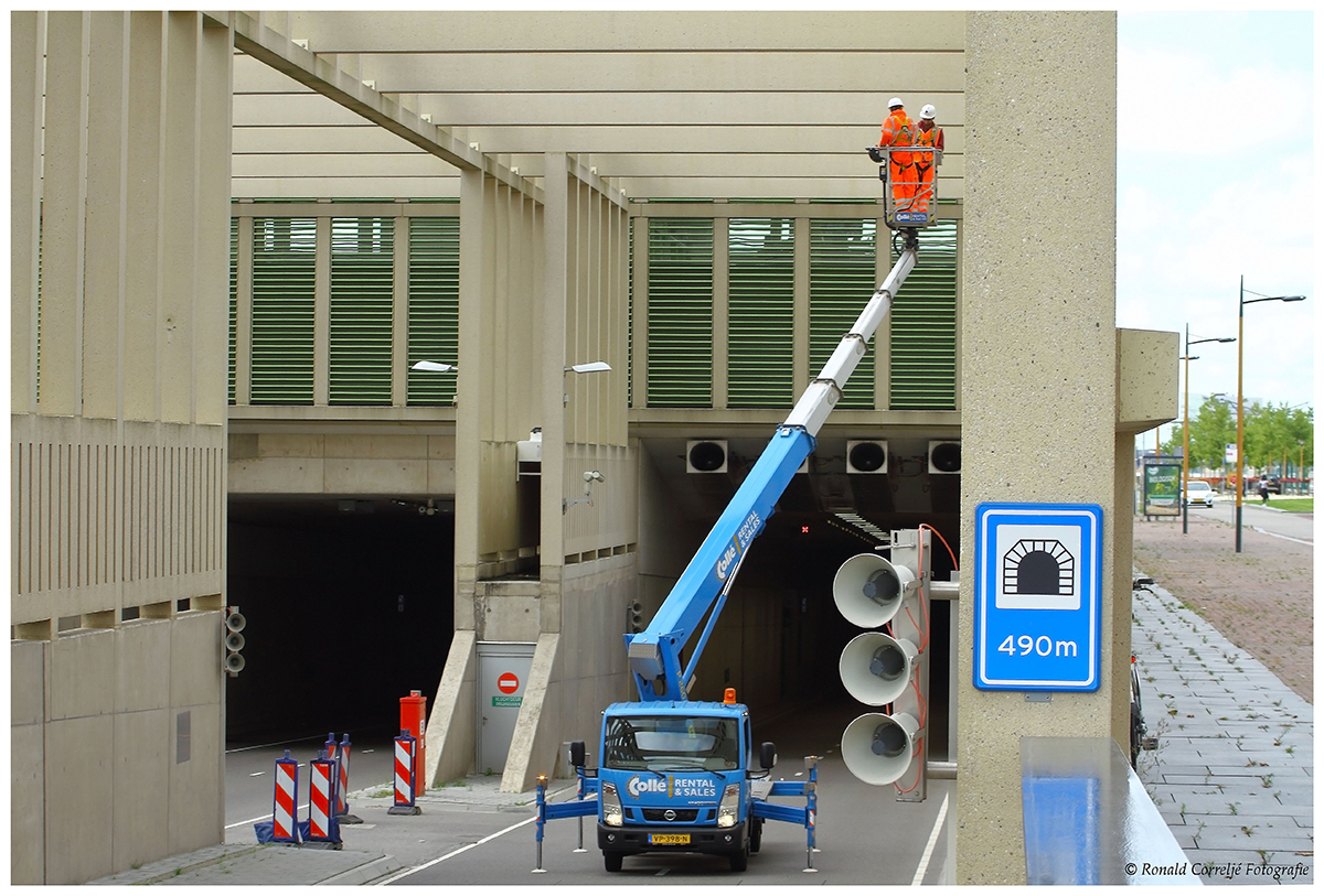 inspectie van de Stadsbaantunnel vanuit een hoogwerker